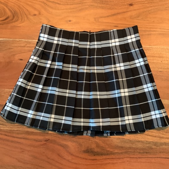 NWOT 90’s inspired Pleated Skirt - Picture 3 of 7